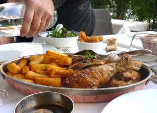 Le poulet rôti, frites et salade servi le dimanche chez Drouant