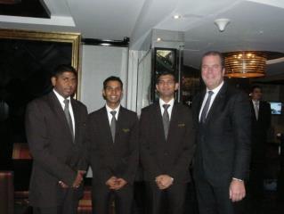 Robert Gaymer Jones et une partie de l'équipe du Sofitel Mumbai