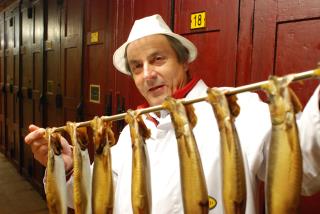 Hervé Diers, 60 ans, est l'un des derniers saurisseurs de France. Ici, le poisson fumé se prépare...