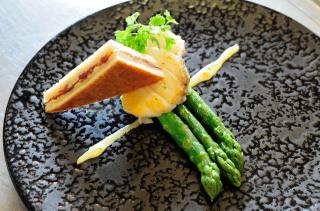 Cabillaud juste saisi, croque-monsieur pata negra emmenthal, asperges vertes de Mallemort,...