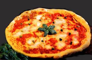 Vert, blanc et rouge, les couleurs du drapeau italien, pour l'incontournable pizza Margherita.