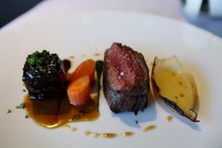 La recette : Filet de boeuf fermier d'Aubrac, croustifondant de boeuf, oignon doux des Cévennes...