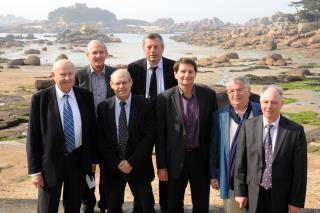 devant la plage de Saint-Guirec:De gauche à droite 1ère ligne  De gauche à droite : Monsieur...