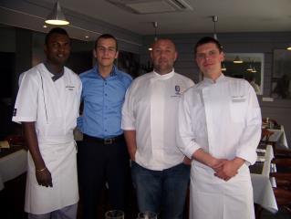 Dominic Moreaud (au centre) avec son équipe.  A sa droite, son chef Guillaume Ingels et à sa gauche...