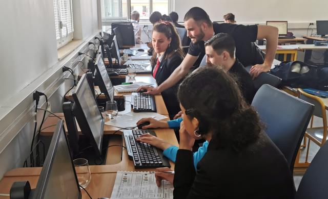 Les élèves des deux établissements se sont rencontrés afin d'améliorer leur application :