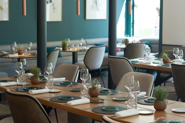 Thibaut Spiwack propose une cuisine axée sur le développement durable dans un élégant restaurant doté d'une terrasse.