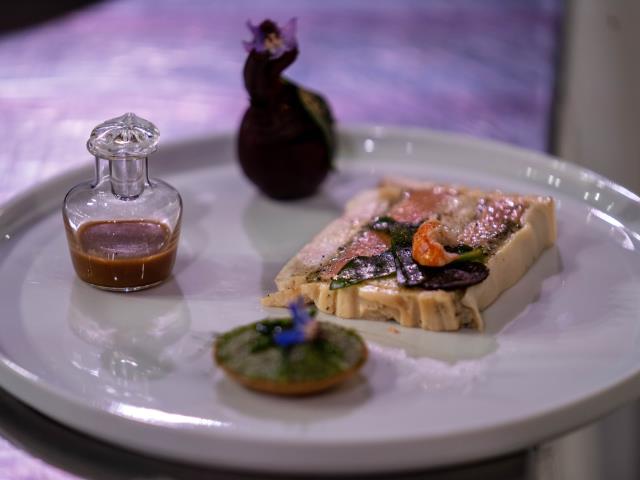 La plat froid du lauréat : Pièce en superposition, brochet et foie gras, appareil végétal.