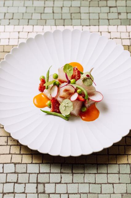 Maigre de ligne au piment jaune, framboises et petits pois