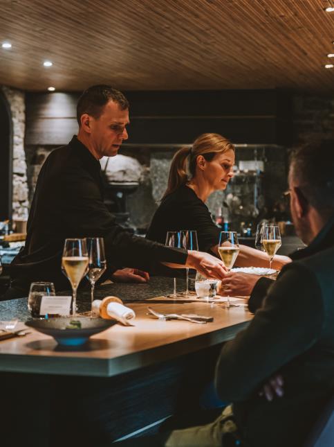 Anne et Thomas Cabrol se répartissent les tâches : il est en cuisine, dresse et sert les plats ; elle accorde les mets à une fine sélection de vins..