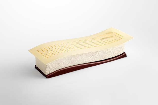 Claire Andreux, cheffe pâtissière du Royal Champagne, présente 'Ancraie', une bûche inspirée par le paysage vallonné dans lequel l'établissement s'inscrit.