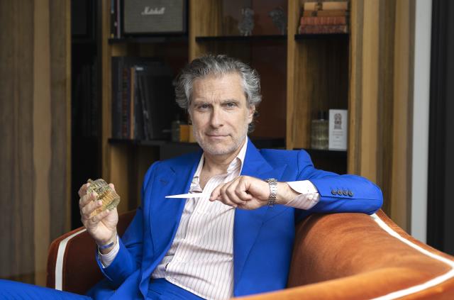 Jean Pierre Marois, propriétaire des Bains, à Paris, définit son établissement tel « un hôtel avec du contenu ».