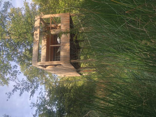 Le domaine comprend 18 cabanes sur pilotis.