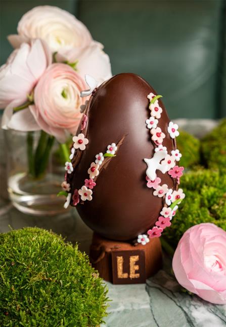 Léna Thiam, pâtissière au Drugstore, a imaginé un oeuf en chocolat noir symbolisant le retour du printemps.
