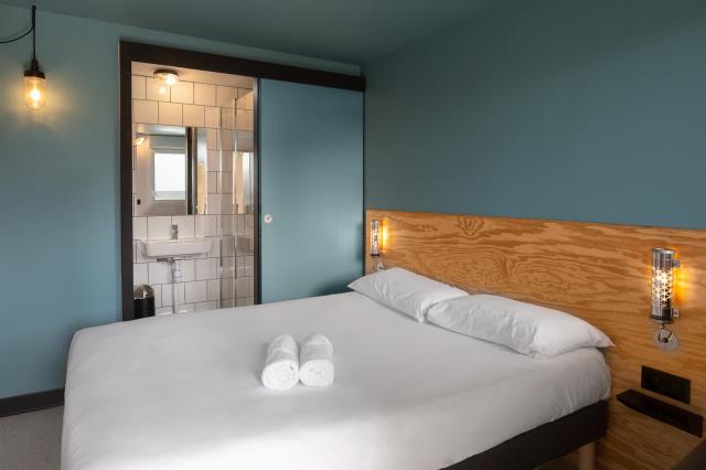 Une chambre classique de l'Eklo Roissy.
