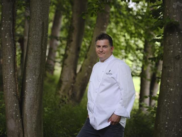 Le chef étoilé Jérôme Jaegle dans la nature, près de son restaurant Alchémille à Kaysersberg.