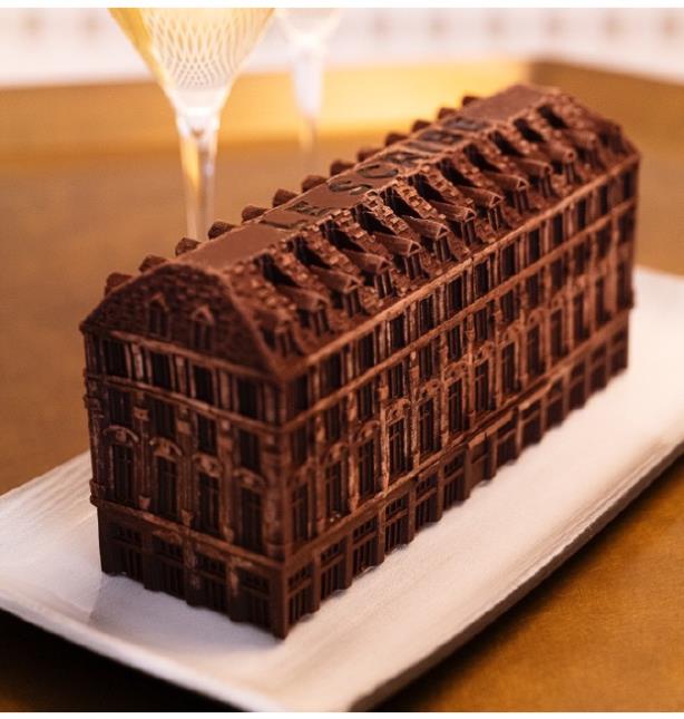 L'iconique façade du Sofitel Le Scribe Paris Opéra prend vie avec sa bûche réalisée par son sous-chef Antoine Bouchard.