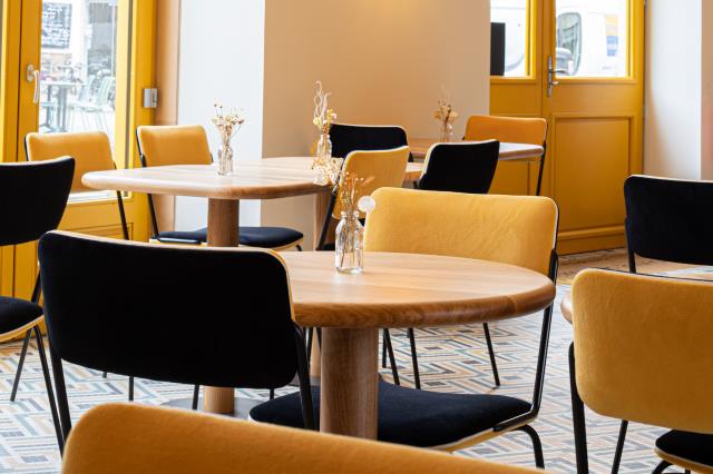 En 2021, les nouveaux cafés-restaurants ont été redesignés par Sarah Poniatowski, fondatrice et designer de Maison Sarah Lavoine.