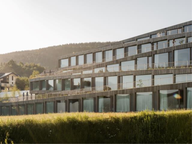 La façade de l'Hôtel des Horlogers est un zigzag de béton et de verre.