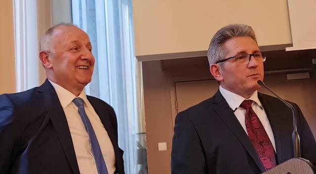 (de gauche à droite) Freddy Zerbib, président de Speak You, et Michel Lugnier, inspecteur général de l'Education nationale, ont pris la parole devant les professionnels de la restauration.