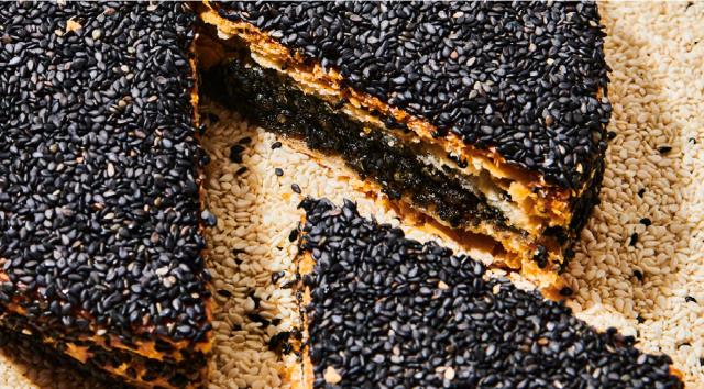 La forme annonce la couleur… et le parfum. La galette de Jeffrey Cagnes est composée autour du sésame noir.