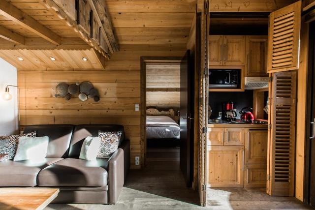 La kitchenette proposée dans les suites de  l'hôtel La Bergerie à Morzine : idéal pour recréer le cocon familial aux heures de repas.