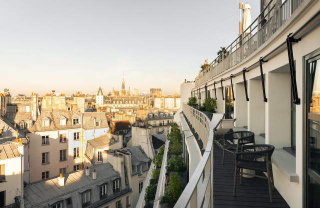 Balcons filants et vue sur les toits et les monuments de Paris depuis l'hôtel Dame des Arts.