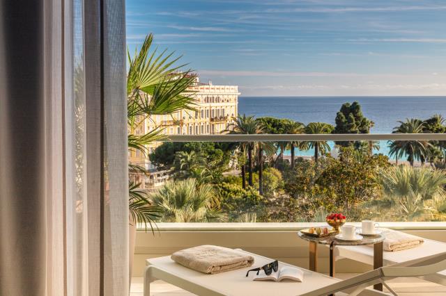 Vue sur la Méditerranée depuis la terrasse d'une suite Deluxe de l'Anantara Plaza Nice.