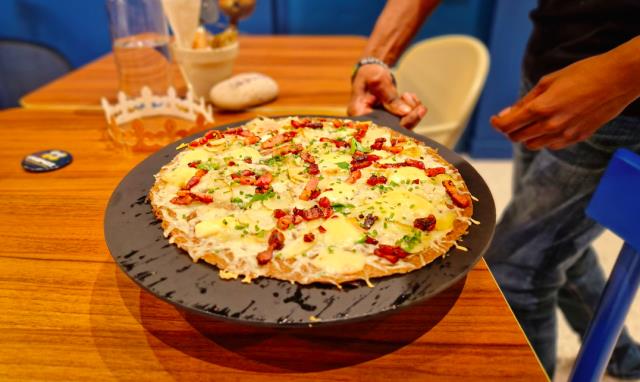 La Crepizz, c'est une garniture de pizza sur des galettes de sarrasins au blé noir.