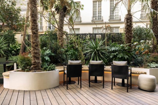Le restaurant de l'Hôtel Dame des Arts s'ouvre une terrasse arborée.