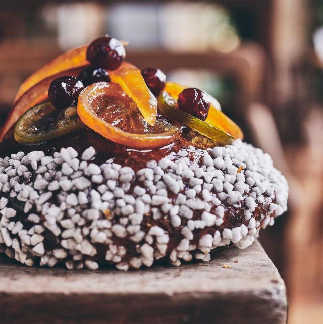Benoît Castel propose une brioche des rois relevée à la fleur d'oranger. Elle fera un bel effet sur les tables.