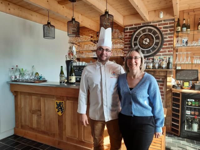 1)	Odile et Mickaël Monvoisin, dirigeants du restaurant « Au pied du Mont » qui fait aussi cantine scolaire.