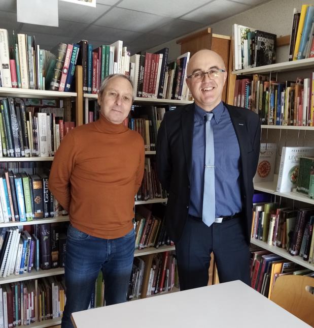 Gilles Raguin et Franck Vilboux, respectivement professeur d'anglais et responsable du CDI, au lycée hôtelier Notre-Dame à Saint-Méen-le-Grand, en Bretagne.