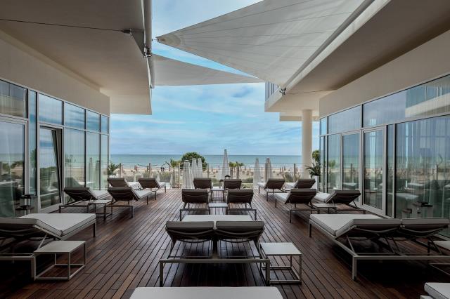 Salle de détente du Falkensteiner Hôtel & spa Jesolo, en Italie, réalisée par KE outdoor design et l'architecte d'intérieur Bea Mitterhoffer.