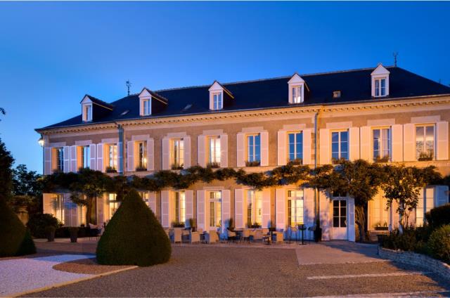 Le Manoir les Minimes, hôtel de charme du 18ème siècle, compte 15 chambres et avait obtenu sa classification cinq étoiles en novembre 2021 après d'importants travaux