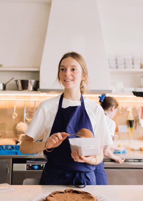 Victoire Pfister a quitté le groupe Danone pour s'installer aux fourneaux de Café Singuliers, à Paris.