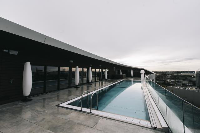 Vue panoramique pour la piscine située sur le rooftop.