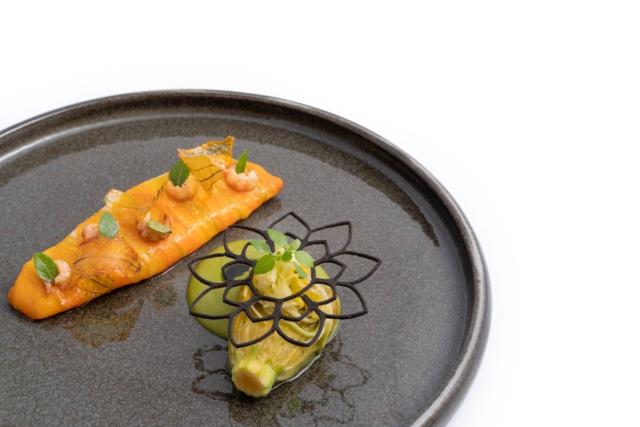 Le saint-pierre en écailles de pétales de fleurs de courgette, voile iodé de crevettes et verveine