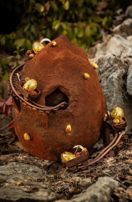 Jérémie Gressier, chef pâtissier de Terre Blanche, a imaginé une Mine aux oeufs d'or qui donne un effet roche comme une vraie montagne exploitée par des wagons à la recherche de truffes en chocolat et d'oeufs en or.