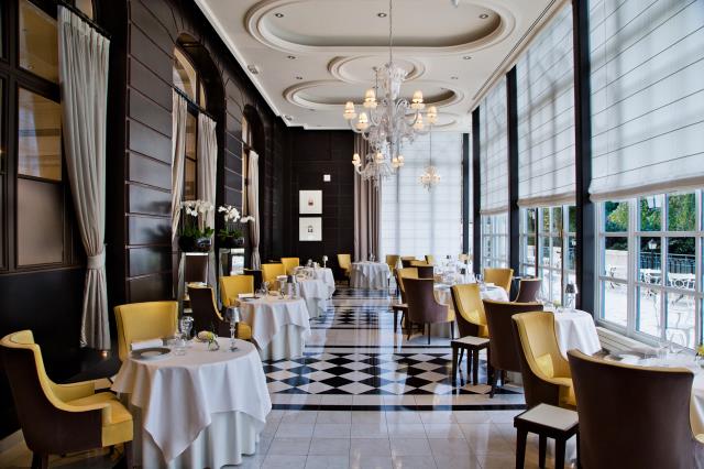 La salle du restaurant Gordon Ramsay au sein du Waldorf Astoria Versailles – Trianon Palace.