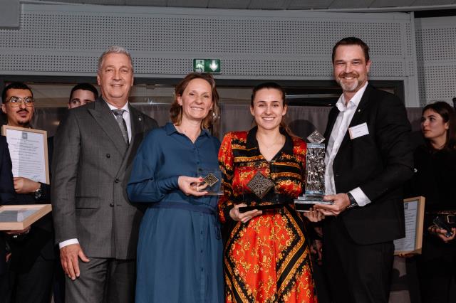 De gauche à droite : Michel Cottray, parrain du trophée, Laure Falip, professeur d'hébergement, Alexandra Colomas, la lauréate, et Noël Lazarini, président du CDRE.