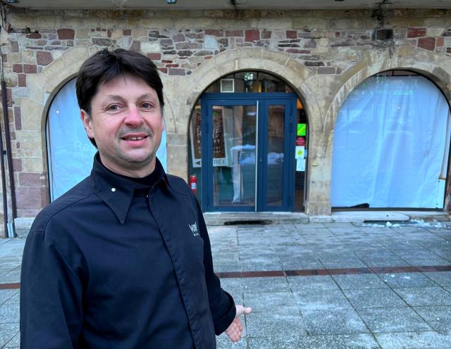 Hervé Busset devant son nouveau restaurant qu'il s'apprête à aménager à sa façon avec notamment une cuisine ouverte.