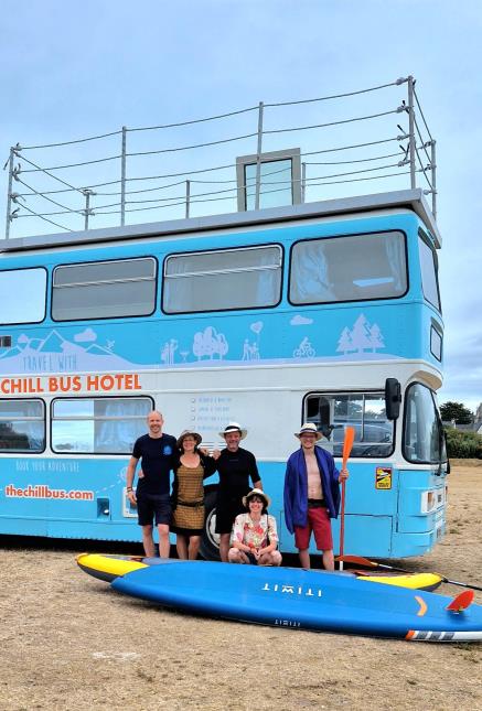 Paddle et apéritifs sur le toit-terrasse font partie des activités proposées par le bus-hôtel.