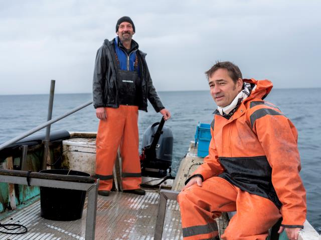 Franck Derouet, chef du restaurant le Clos des Sens, s'approvisionne en partie auprès de Vincent Coly, pêcheur sur le lac Leman.