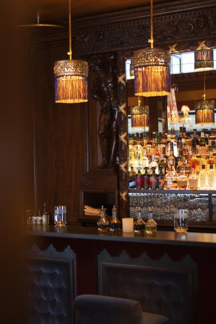 Le bar de l'hôtel Maison Proust, meuble monumental en noyer teinté.