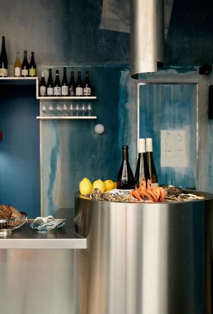 À la carte de Citrons et Huitres, plateaux de fruits de mer et vins soigneusement sélectionnés.