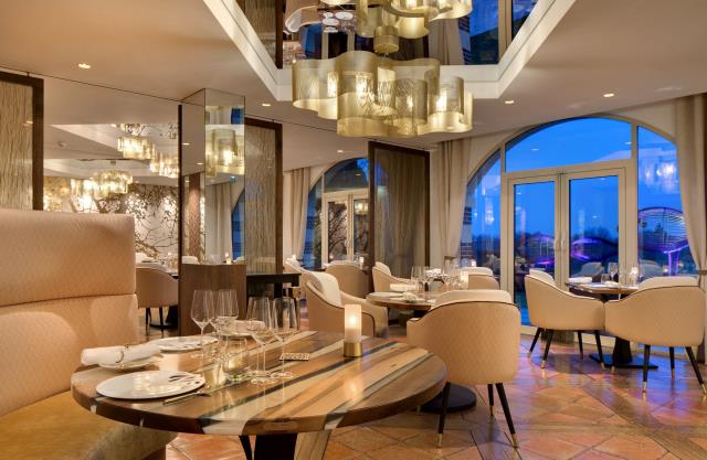 L'une des salles de restaurant rénovées de la Côte Saint-Jacques à Joigny.