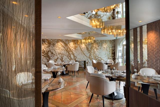 L'une des salles de restaurant rénovées de la Côte Saint-Jacques à Joigny.