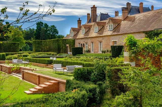 Les assises se font extra larges pour les grands espaces, comme ici à La Borde en Sologne - château & spa, dans le Loir-et-Cher.