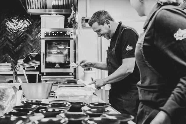 À la tête de La Table des Pères depuis 2015, Jérôme Jouadé cultive une cuisine traditionnelle à base de produits frais de la terre et de la mer.