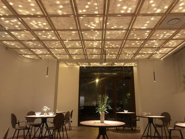 Le plafond, les tables et l'éclairage, ont été conçus pour entrer dans l'ambiance Zen voulue par Nidta et Félix Robert.